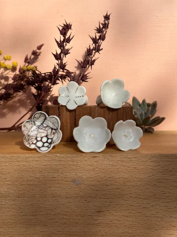 One hand painted or white w/ gold porcelain ‘flower’ ring